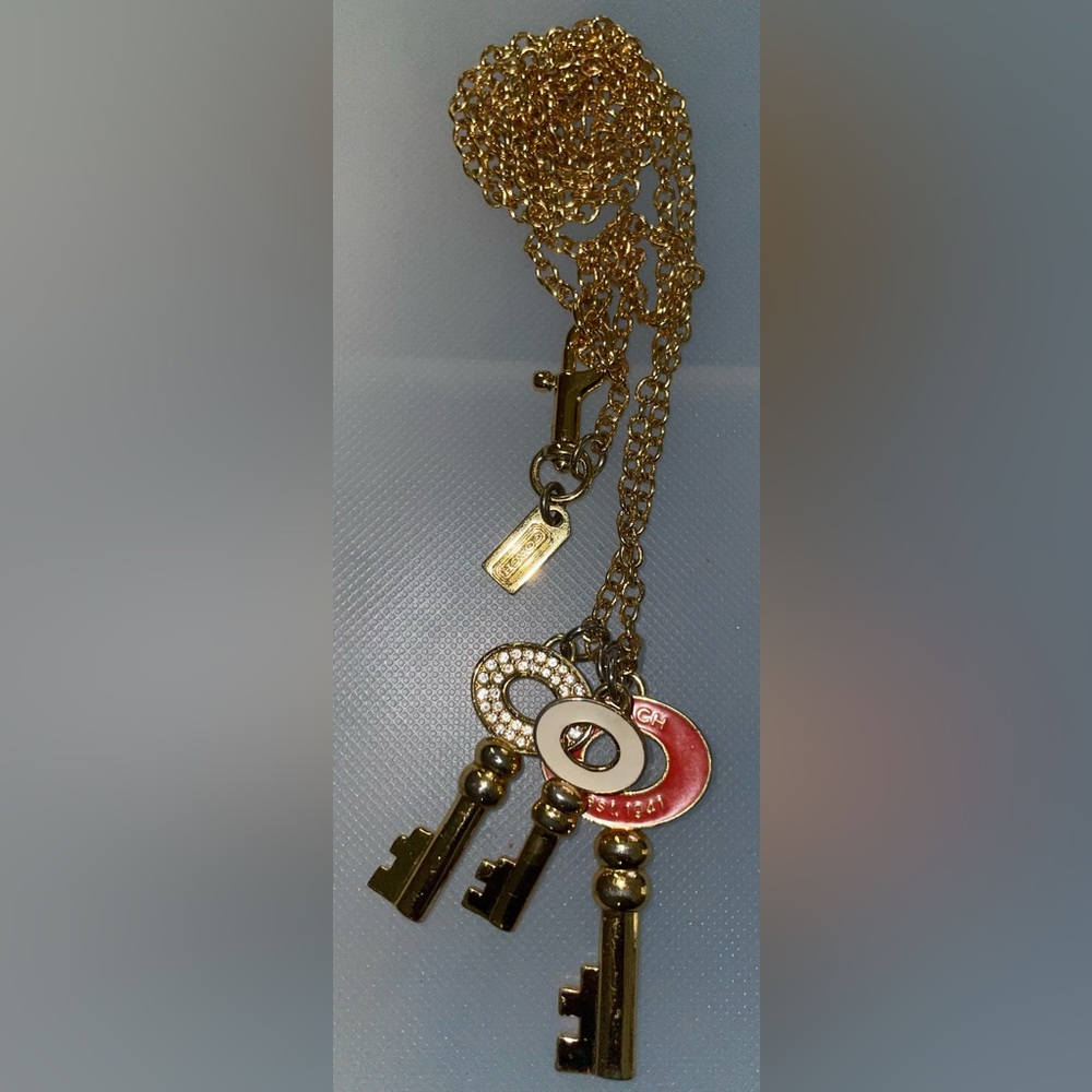 COACH SIGNATURE THREE KEY CHARM PENDANTS GOLDTONE 28” LONG NECKLACE CHAIN EUC - Picture 2 of 11